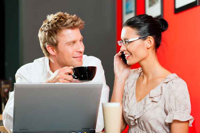 What Are The Online Dating Pros And Cons? 